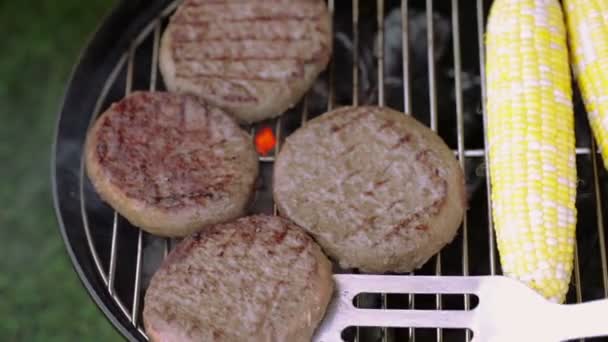 Kleine zomerpicknick met hamburgers en maïs — Stockvideo