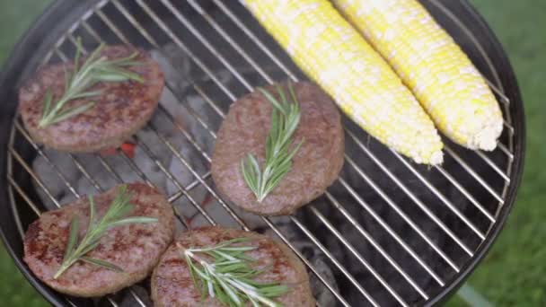 Kleine zomerpicknick met hamburgers en maïs — Stockvideo