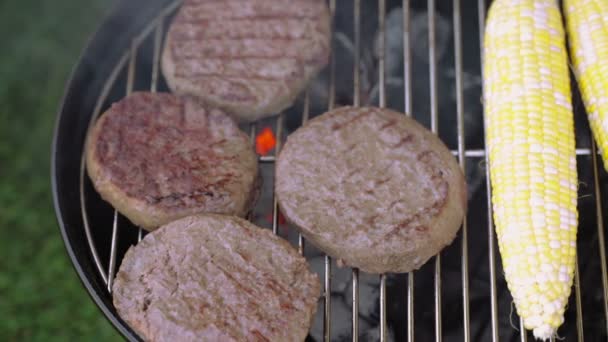 Kleines Sommerpicknick mit Hamburgern und Mais — Stockvideo