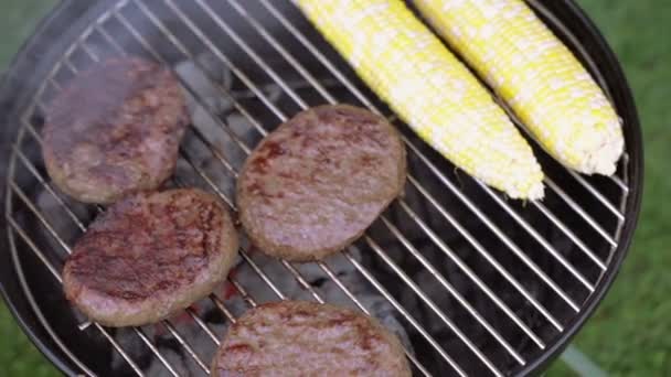 Kleine zomerpicknick met hamburgers en maïs — Stockvideo