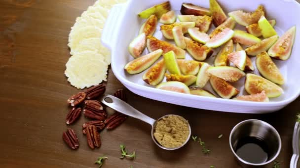 Fig bruschetta met Californië vijgen. — Stockvideo