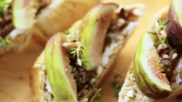 Fig bruschetta conhigos de California — Vídeo de stock