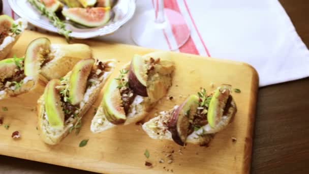 Fig bruschetta withcalifornia fikon — Stockvideo