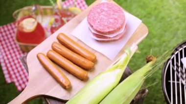 limonata ve hamburger köftesi ile piknik