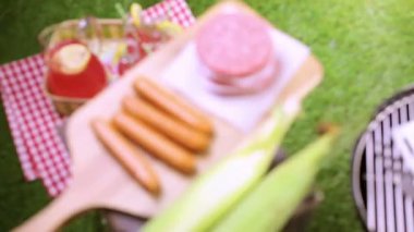 limonata ve hamburger köftesi ile piknik