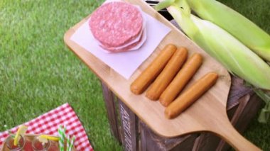 limonata ve hamburger köftesi ile piknik