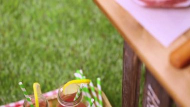 limonata ve hamburger köftesi ile piknik