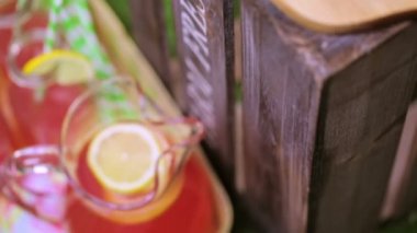 limonata ve hamburger köftesi ile piknik