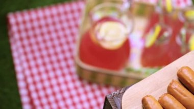 limonata ve hamburger köftesi ile piknik