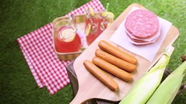 limonata ve hamburger köftesi ile piknik