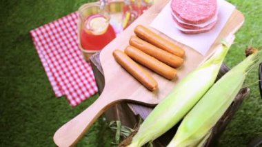 limonata ve hamburger köftesi ile piknik