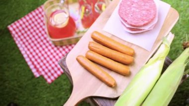 limonata ve hamburger köftesi ile piknik