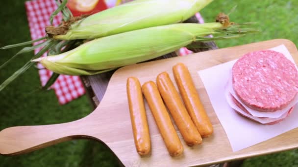 Picknick mit Limonade und Hamburgerpastete — Stockvideo