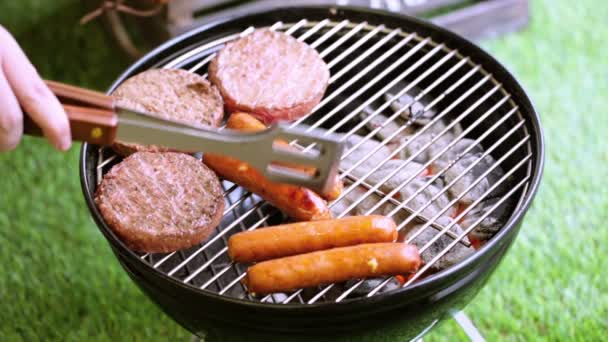 Sommerpicknick mit kleinem Holzkohlegrill — Stockvideo