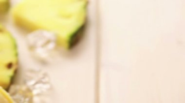 Mango ve ananas ile yapılan popsicles