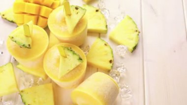 Mango ve ananas ile yapılan popsicles
