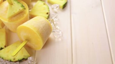 Mango ve ananas ile yapılan popsicles