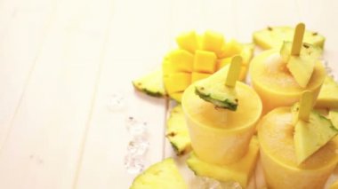 Mango ve ananas ile yapılan popsicles