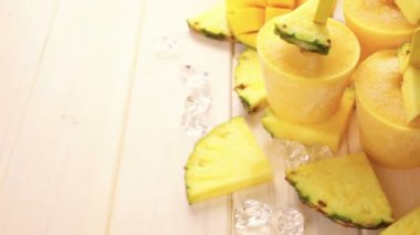 Mango ve ananas ile yapılan popsicles