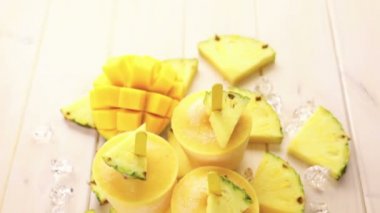 Mango ve ananas ile yapılan popsicles