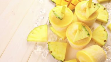 Mango ve ananas ile yapılan popsicles