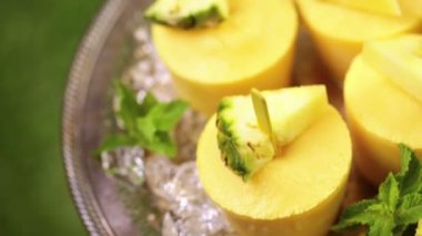 Mango ve ananas ile yapılan popsicles