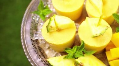 Mango ve ananas ile yapılan popsicles