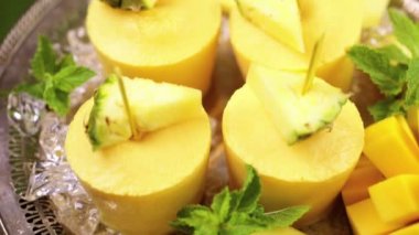 Mango ve ananas ile yapılan popsicles