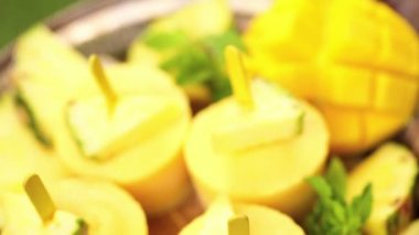 Mango ve ananas ile yapılan popsicles