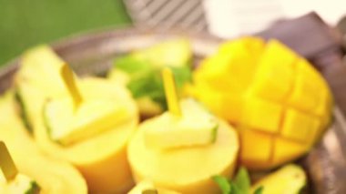 Mango ve ananas ile yapılan popsicles