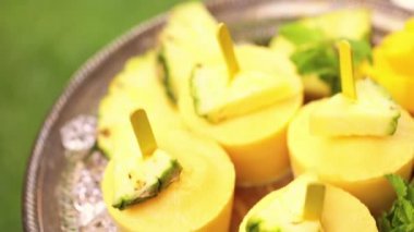 Mango ve ananas ile yapılan popsicles