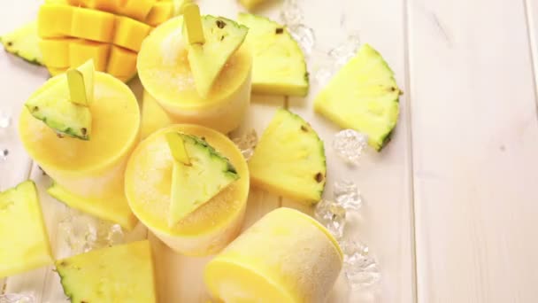Mango ve ananas ile yapılan popsicles — Stok video