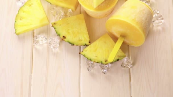 Фруктовое мороженое с манго и ананасом — стоковое видео