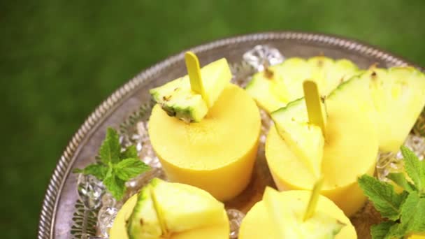 Popsicles med mango och ananas — Stockvideo