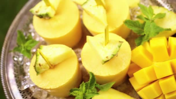 Ijslollys gemaakt met mango en ananas — Stockvideo