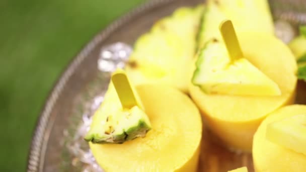 Popsicles made with mango and pineapple — Stock Video