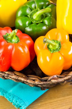 Masanın üzerinde organik biber