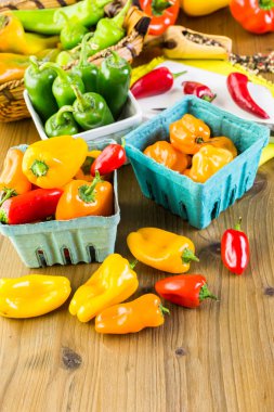 Masanın üzerinde organik biber