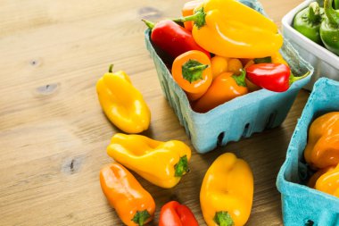 Masanın üzerinde organik biber