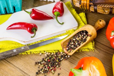 Masanın üzerinde organik biber