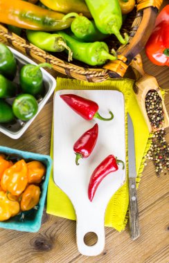 Masanın üzerinde organik biber