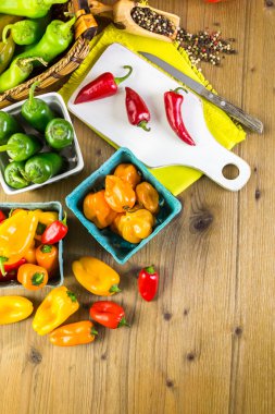 Masanın üzerinde organik biber