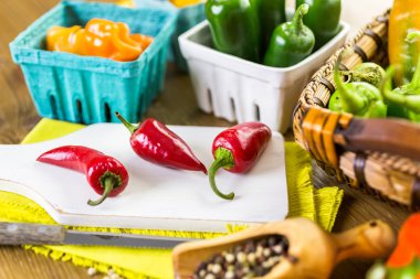 Masanın üzerinde organik biber