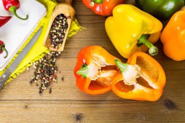 Masanın üzerinde organik biber