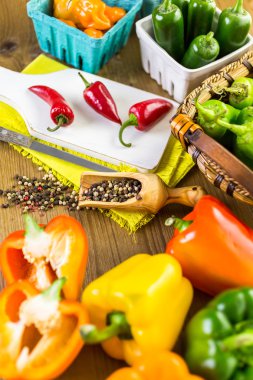 Masanın üzerinde organik biber