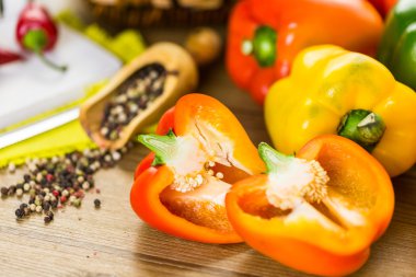 Masanın üzerinde organik biber