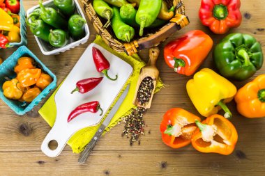 Masanın üzerinde organik biber