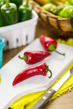 Masanın üzerinde organik biber