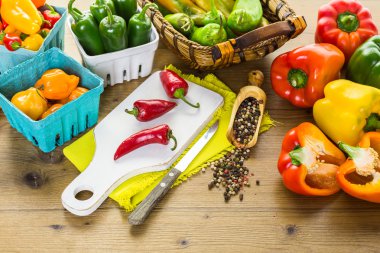 Masanın üzerinde organik biber