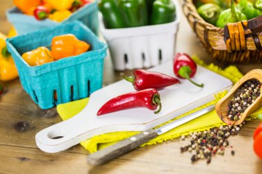 Masanın üzerinde organik biber